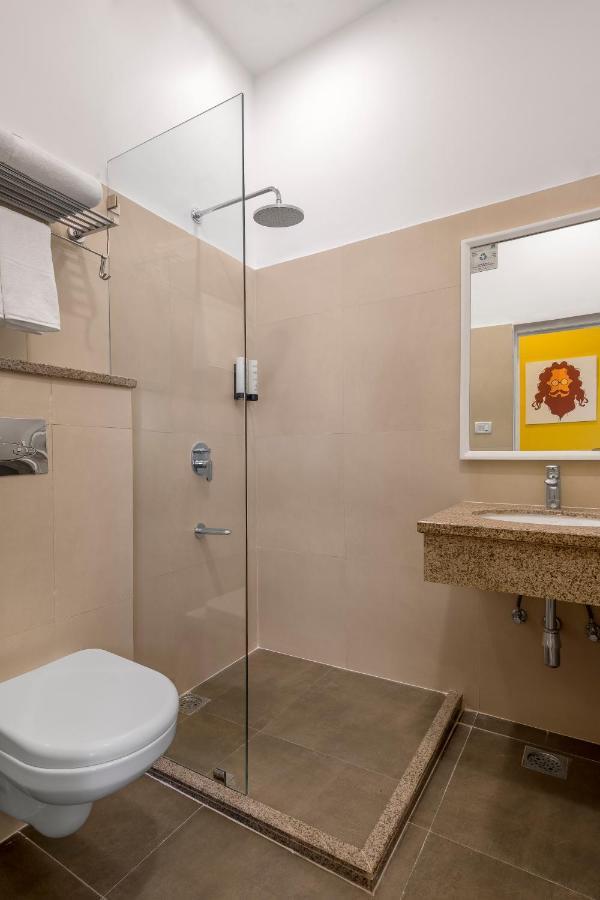 Bedzzz Varanasi By Leisure Hotels, 1 Km From Dashwasamedh Ghat Exterior photo